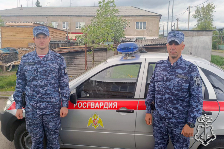 Более 20 жильцов эвакуировали росгвардейцы из загоревшегося здания в Тюменской области