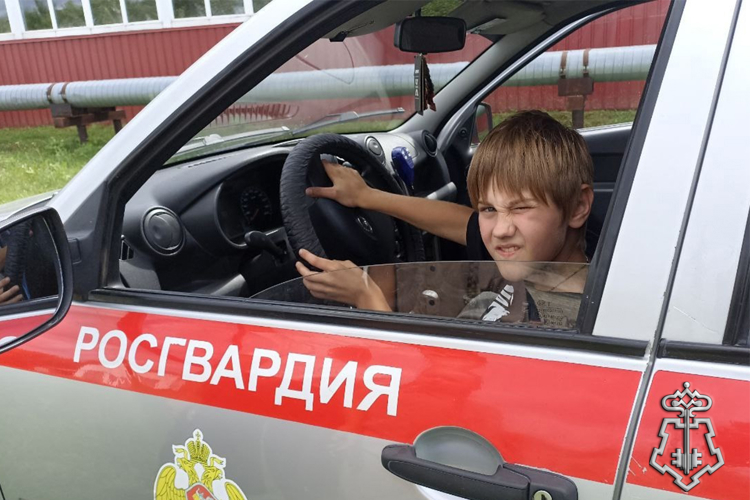 Сотрудники вневедомственной охраны Тюменской области продолжают патриотическую работу в рамках акции «Каникулы с Росгвардией»
