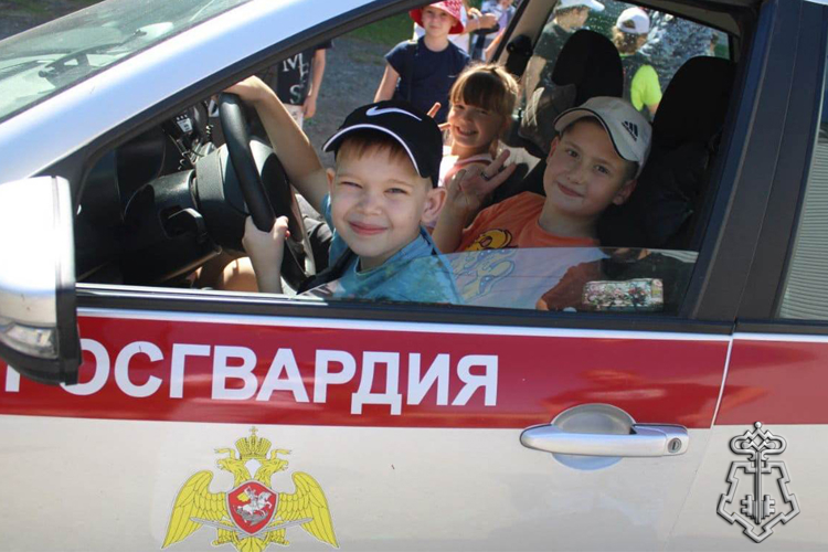 Сотрудники вневедомственной охраны Росгвардии проводят патриотические мероприятия для школьников Тюменской области