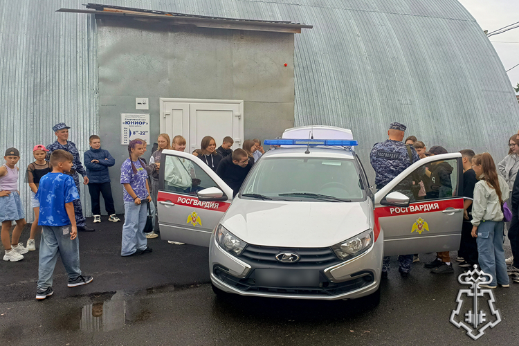 В летние каникулы росгвардейцы в Тюменской области проводят для детей познавательные мероприятия