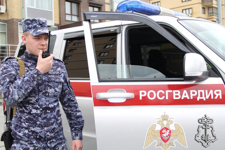 В Тюмени сотрудники Росгвардии предотвратили нарушение общественного порядка на территории школы