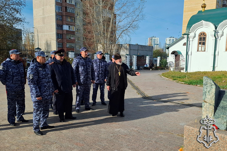 В Тюмени сотрудники вневедомственной охраны встретились с настоятелем Храма во имя преподобного Серафима Саровского