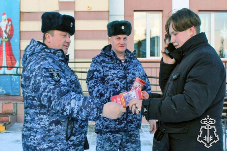 Сотрудники вневедомственной охраны Росгвардии напоминают тюменцам о мерах безопасности в период новогодних и рождественских праздников