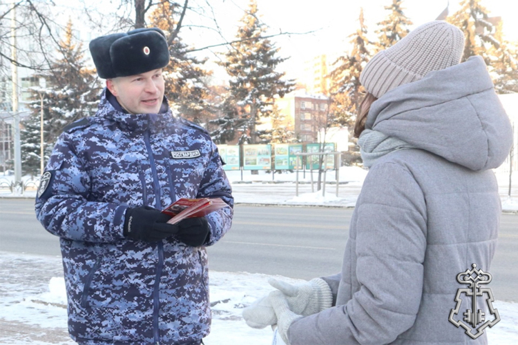 Сотрудники вневедомственной охраны Росгвардии напоминают тюменцам о мерах безопасности в период новогодних и рождественских праздников