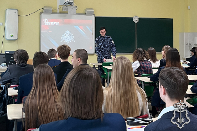 Росгвардейцы в Тюмени проводят патриотические мероприятия для школьников