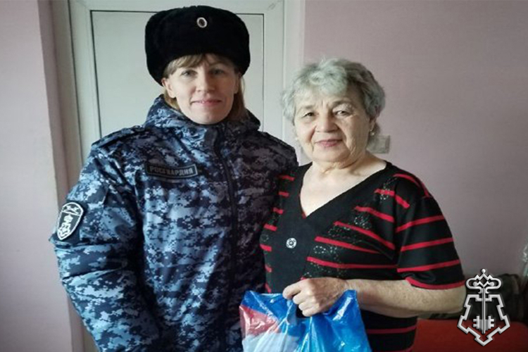Сотрудники Росгвардии поздравили с Новым годом и Рождеством семьи погибших в разные годы бойцов