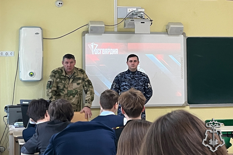 Росгвардейцы в Тюмени проводят патриотические мероприятия для школьников