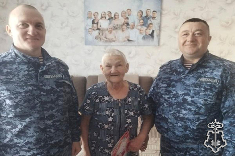 Сотрудники Росгвардии в Тюменской области поздравили с 90-летним юбилеем труженицу тыла