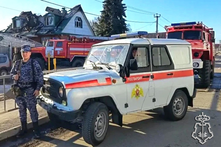 Сотрудники Росгвардии оказали содействие экстренным службам на пожаре в Тюменском районе