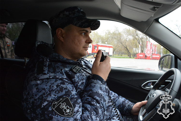Росгвардейцы в Тюмени приняли участие в ежегодном патриотическом автопробеге «Нам дороги эти позабыть нельзя»