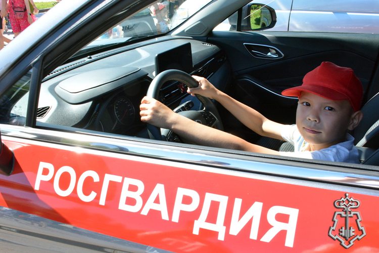 Росгвардия организовала тематическую выставку ко Дню молодёжи в Тюмени