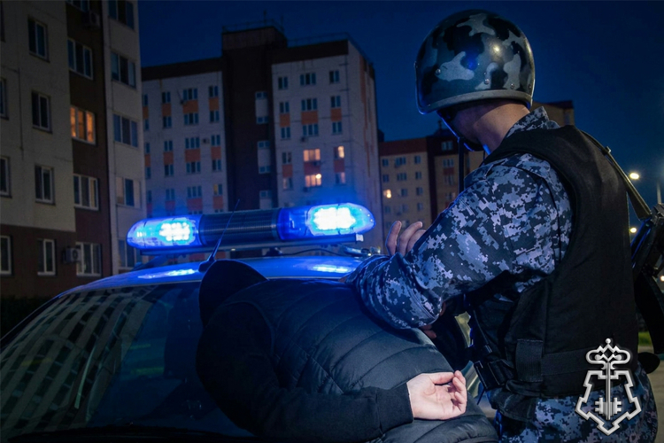 В Тюмени росгвардейцы спасли девушку от рук злоумышленников