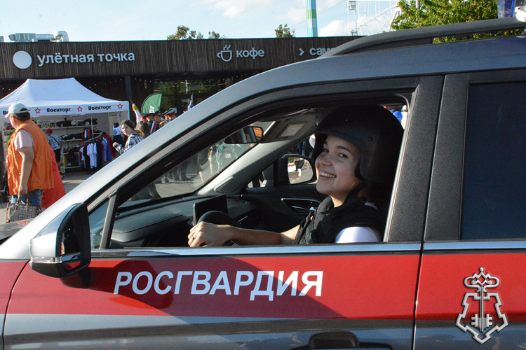 В Тюмени росгвардейцы организовали масштабную праздничную программу в честь Дня офицера России