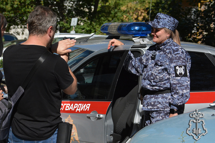 В Тюмени героинями специального телерепортажа стали молодые сотрудницы вневедомственной охраны Росгвардии