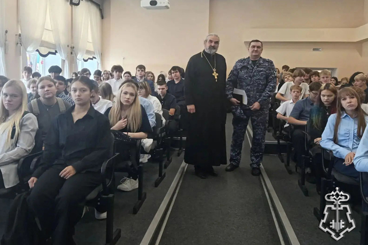 Росгвардейцы в Тюменской области провели урок антитеррористической безопасности для школьников